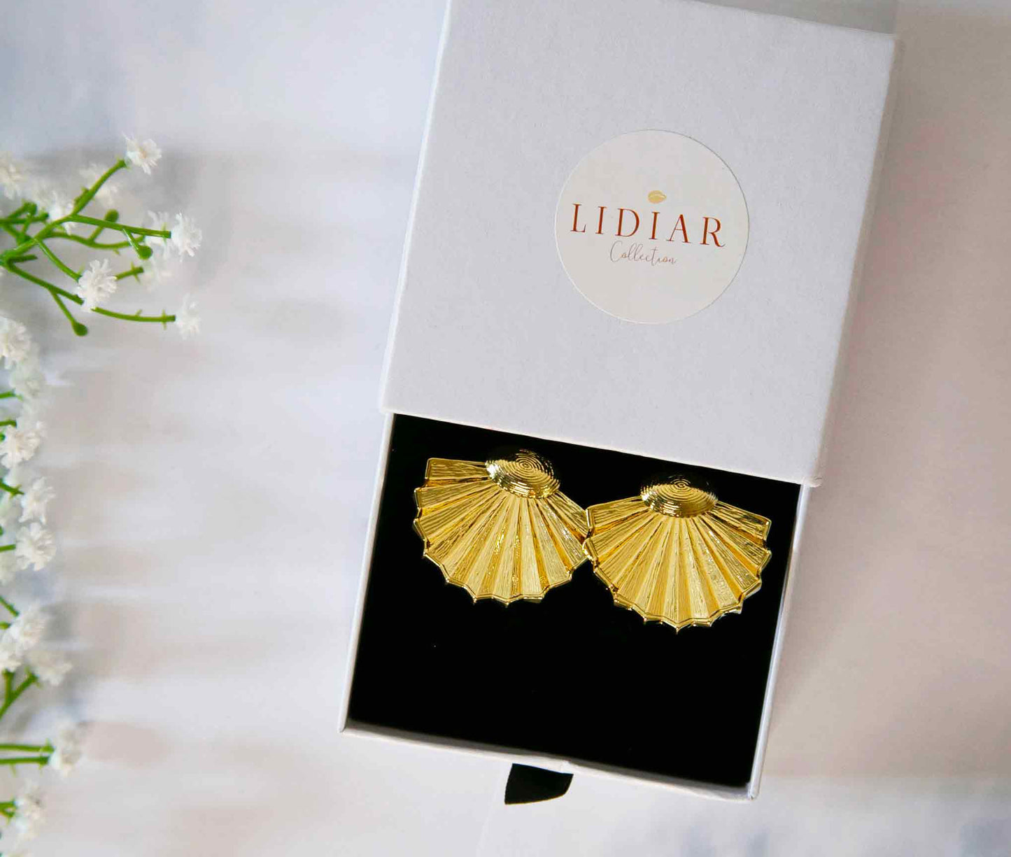 Boucles d'oreilles ethniques, dorées dans un écrin à bijoux Lidiar collection