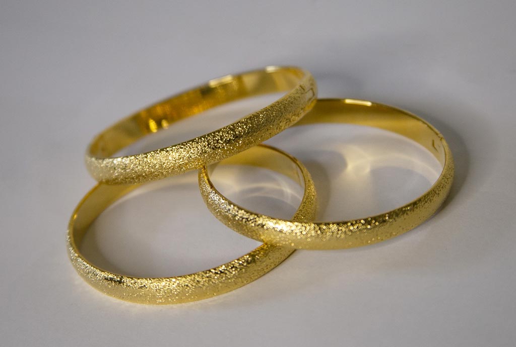 Trois bracelets en forme de cercle, dorée, en acier inoxydable