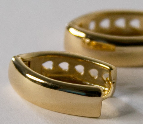 Petites boucles d'oreilles dorées avec des motifs de coeur en acier inoxydable