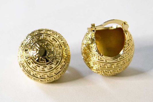 Boucles d'oreilles dorées en forme de boule avec des motifs géométriques