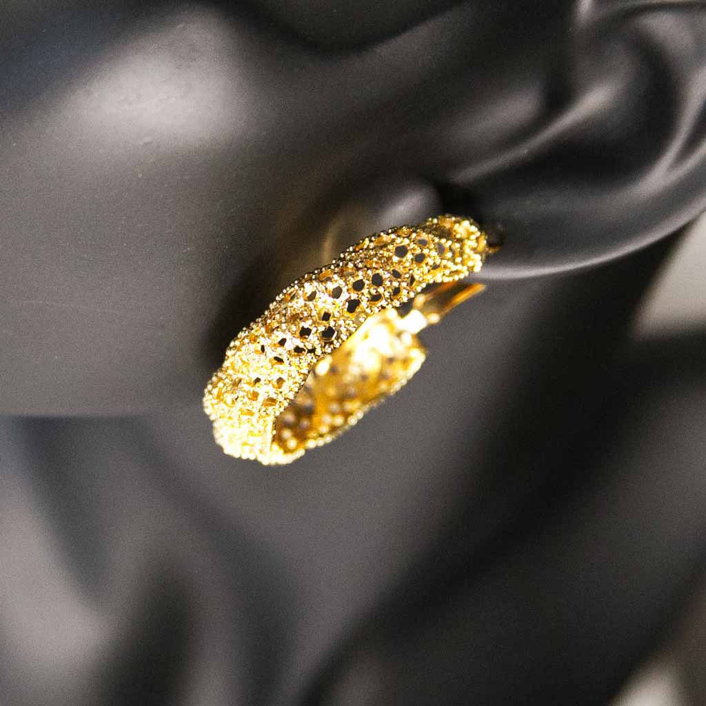 Tête de mannequin portant une boucle d'oreille dorée, en acier inoxydable, ovale