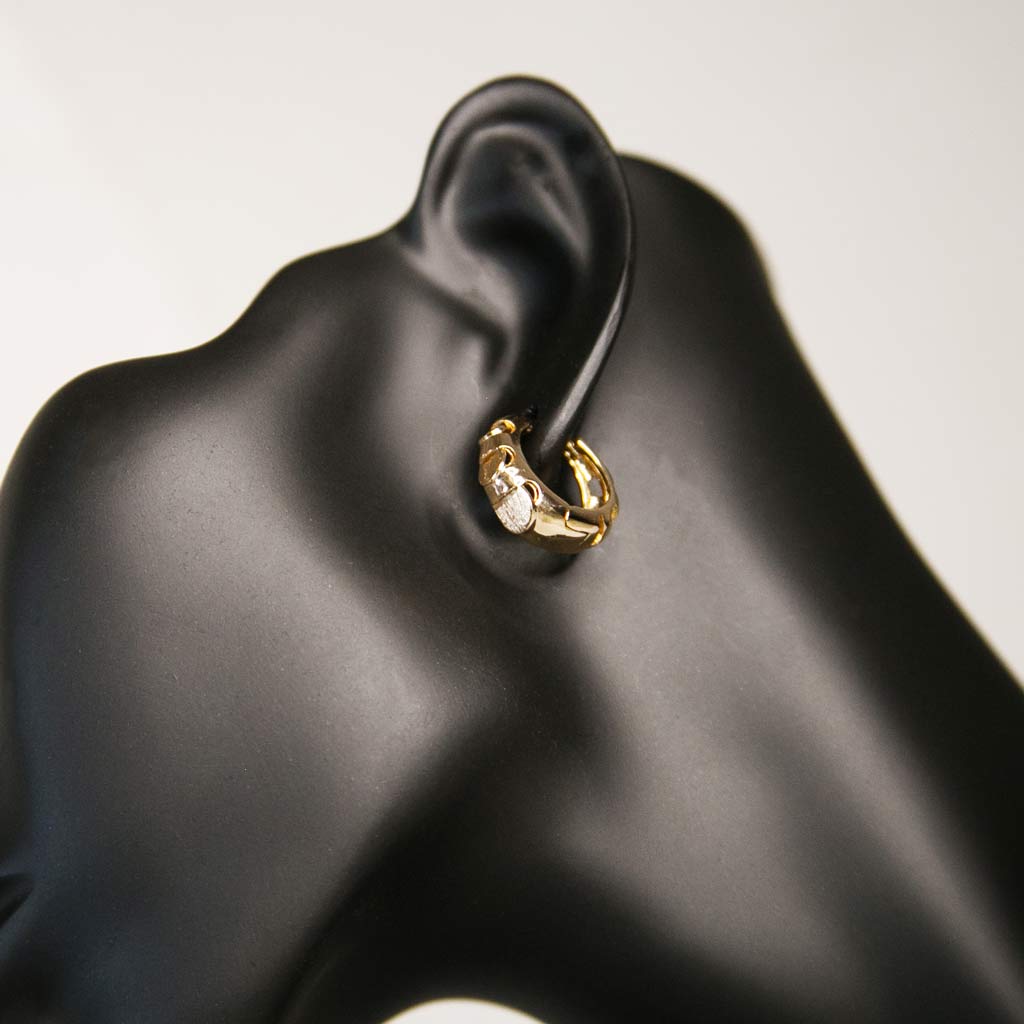 Tête de mannequin portant une petite boucle d'oreille en forme d'anneau, en acier inoxydable