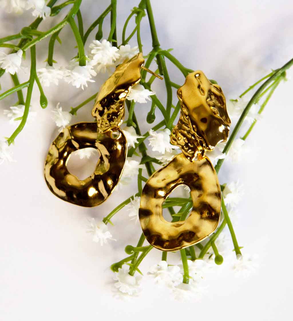 boucles d'oreilles dorées pendentif texture martelée