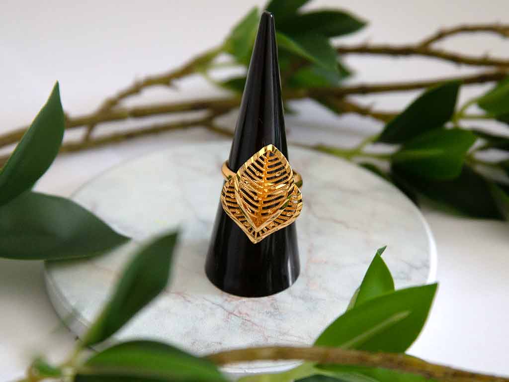 bague dorée en forme de feuille