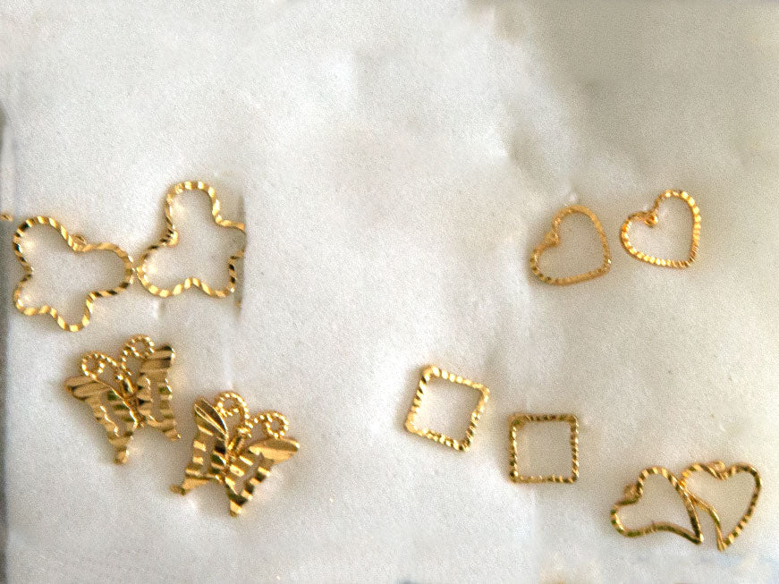 5 paires de boucles d'oreilles puces
