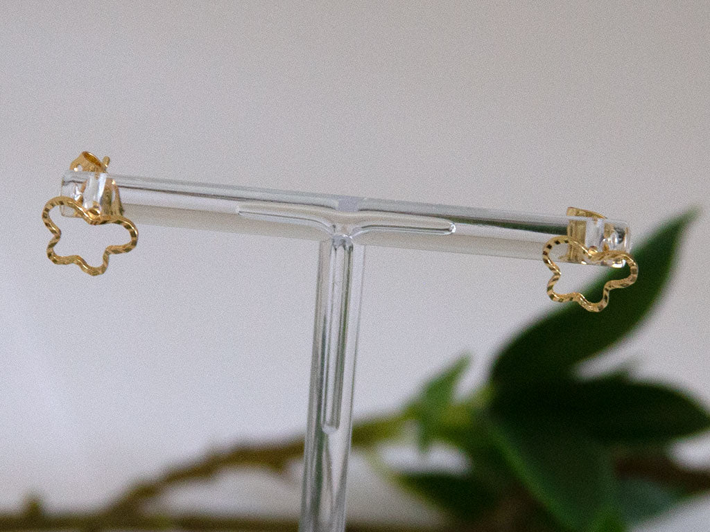 boucles d'oreilles puces grossièrement en forme de papillon