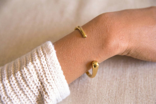 Bracelet jonc ouvert doré en acier inoxydable, design minimaliste et élégant – Lidiar Collection