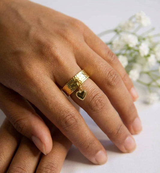 Bague dorée martelée avec pendentif cœur en acier inoxydable ajustable – bijou élégant Lidiar Collection