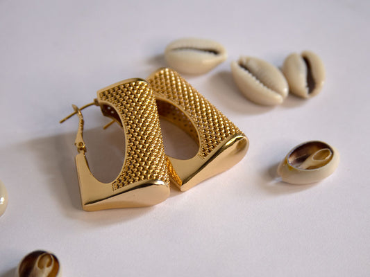 Boucles d’oreilles dorées rectangulaires effet texturé style chic et féminin