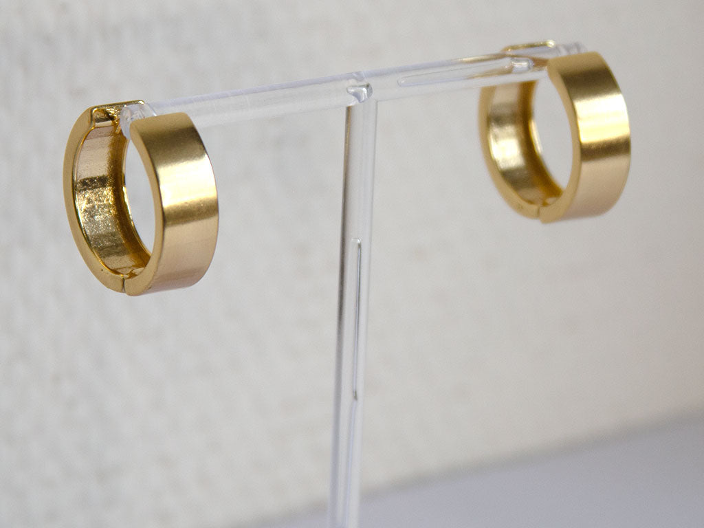 Boucles d’oreilles créoles épaisses dorées effet mat, design minimaliste et élégant – Lidiar Collection