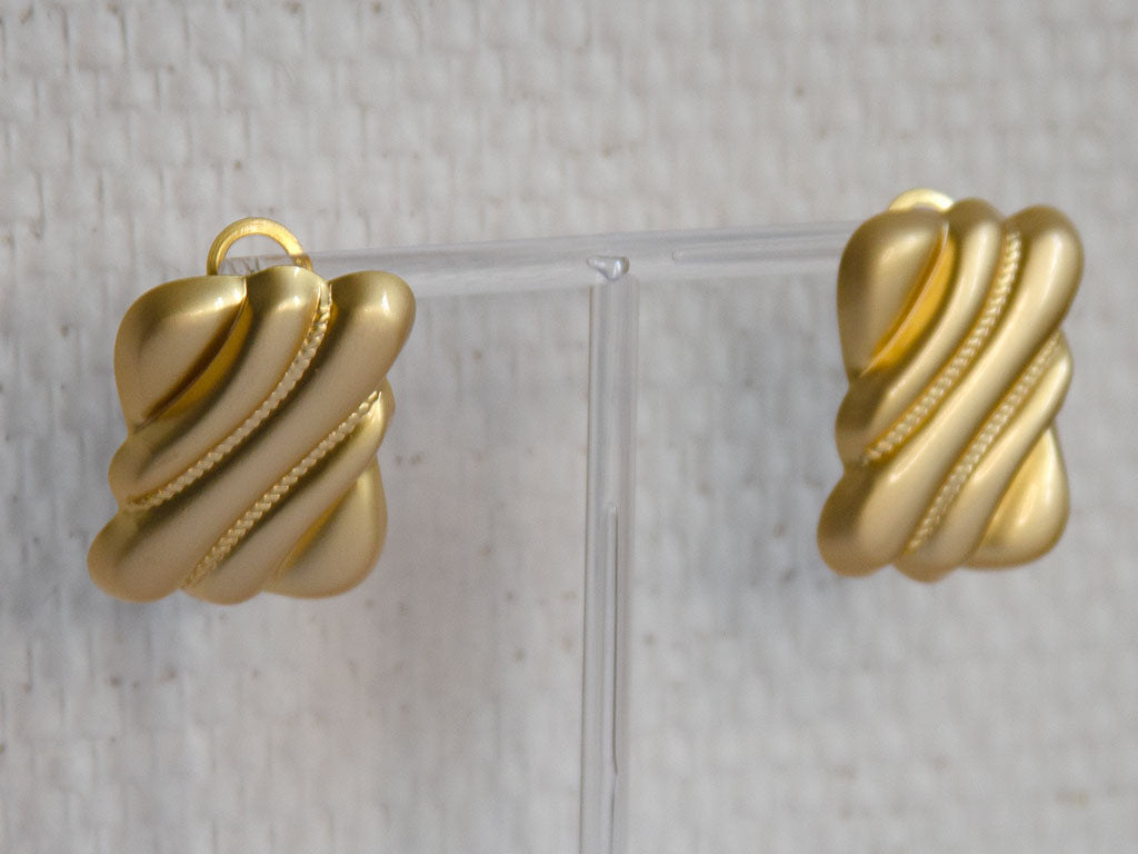 Boucles d’oreilles dorées clips rectangulaires texturées, design moderne et élégant – Lidiar Collection