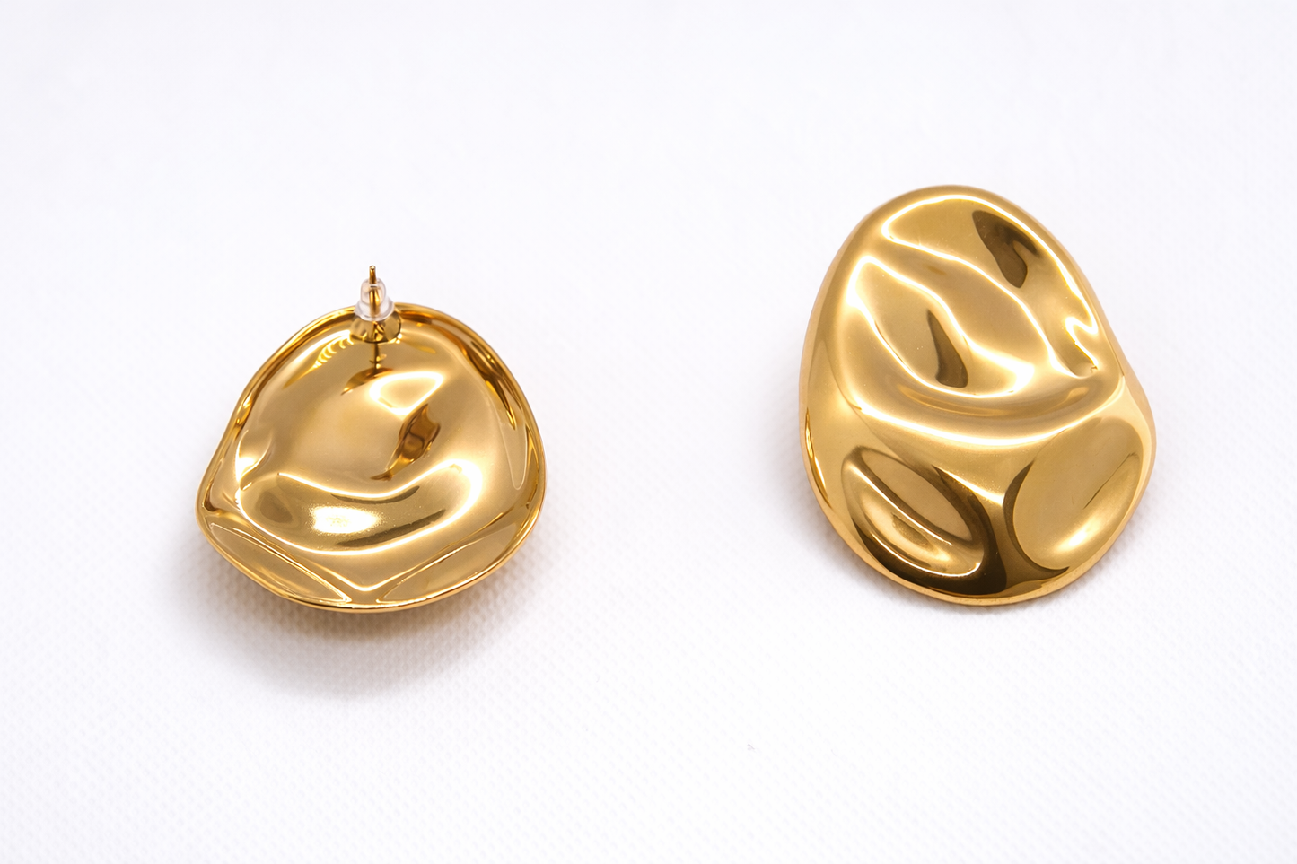 Boucles d’oreilles dorées design organique en acier inoxydable, forme sculpturale élégante – Lidiar Collection