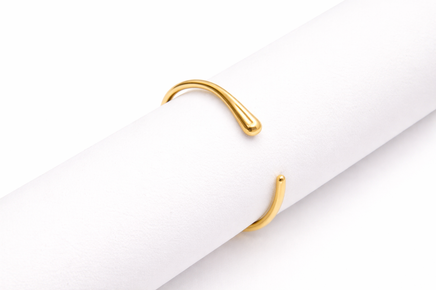 Bracelet jonc ouvert doré en acier inoxydable, design minimaliste et élégant – Lidiar Collection