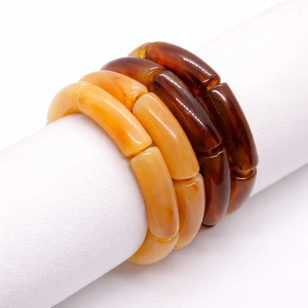 Bracelets en résine effet ambre jaune miel et marron portés en accumulation – Lidiar Collection