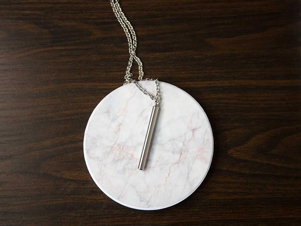 Collier pendentif barre argentée en acier inoxydable, design minimaliste et élégant – Lidiar Collection