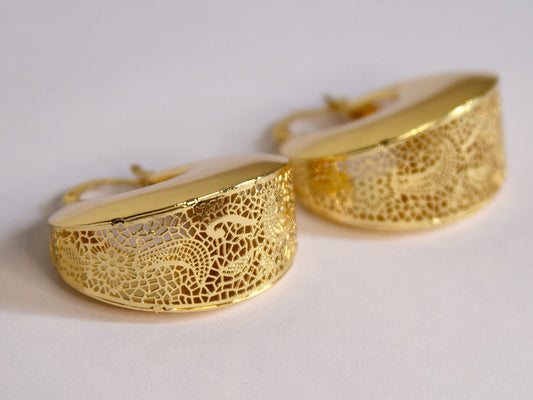 Boucles d’oreilles demi-créoles dorées texturées, design moderne et élégant – Lidiar Collection