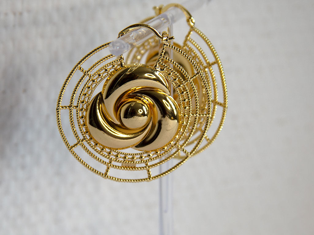 Boucles d’oreilles rondes dorées avec motif spiralé et design ethnique chic – Lidiar Collection