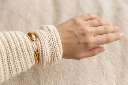 Bracelet jonc ouvert doré en acier inoxydable, design épuré et élégant – Lidiar Collection