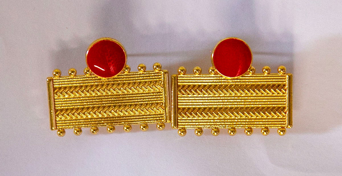 Boucles d'oreilles dorées et rouge, rectangulaires, avec des formes géométriques,
