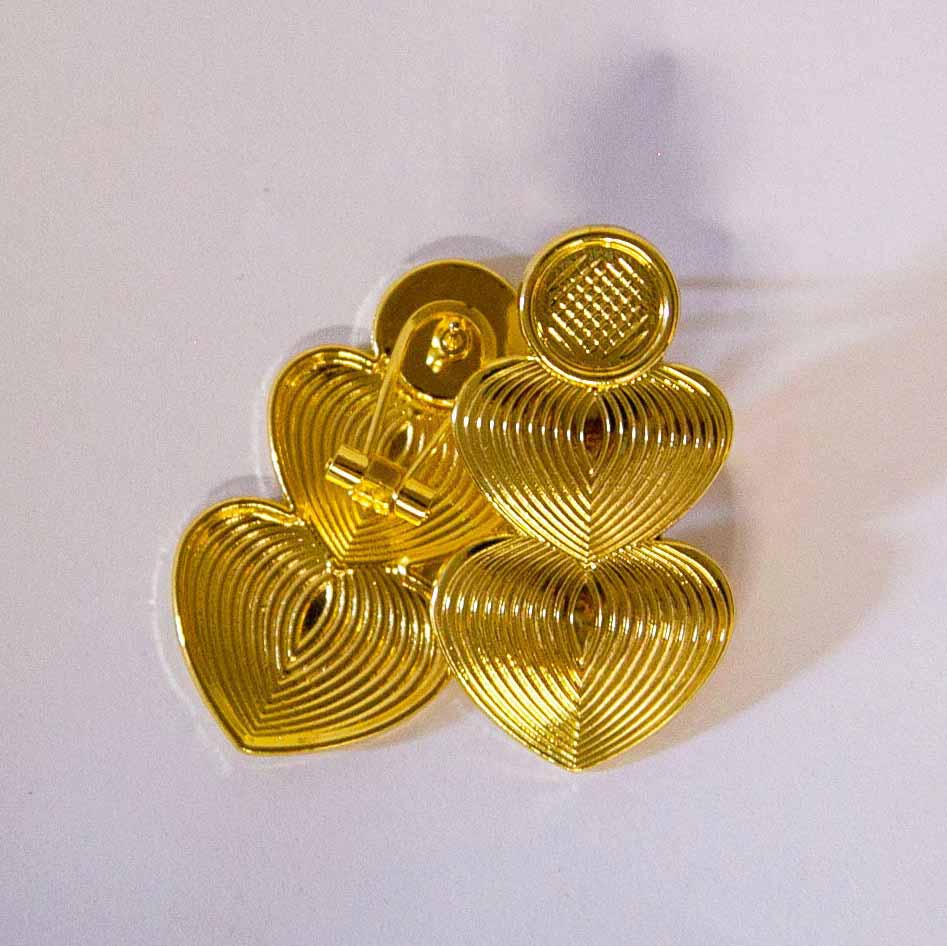 boucles d'oreilles dorées en forme de coeurs