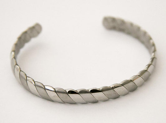 Un bracelet argenté