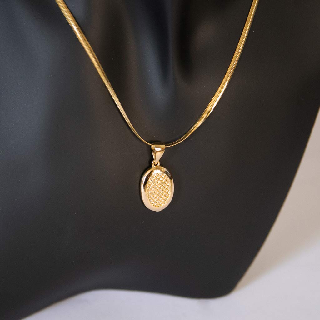 Collier doré, avec un pendentif doré en forme ovale