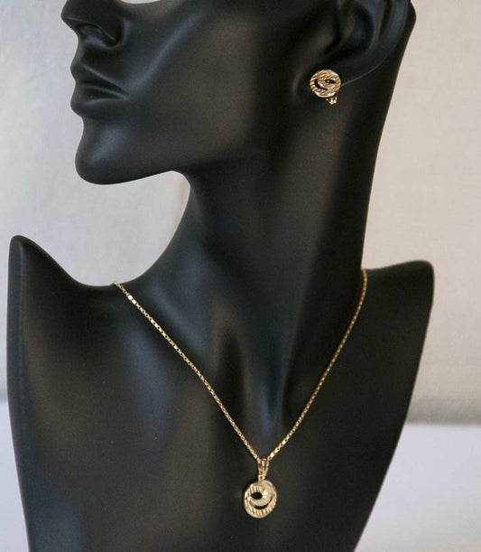 tête de mannequin portant un ensemble de boucle d'oreille et de collier