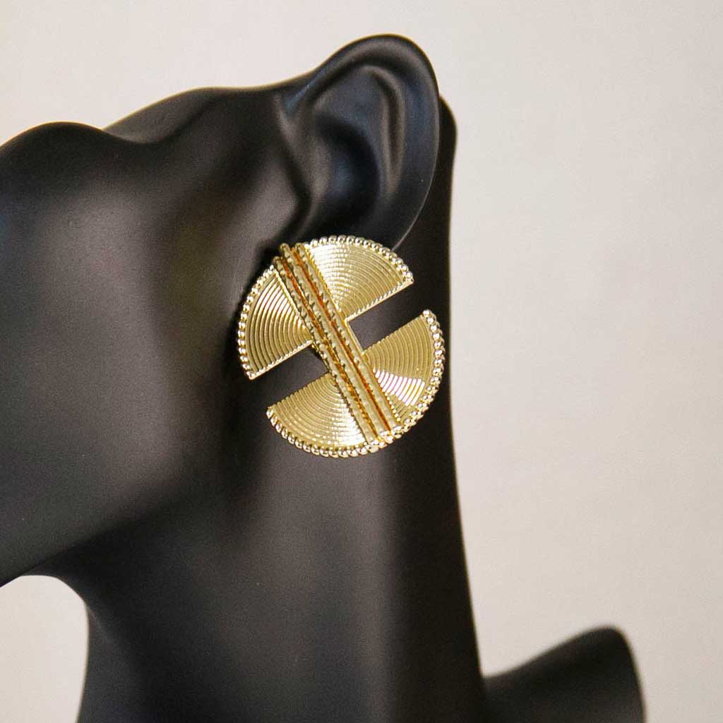 Tête de mannequin portant une boucle d'oreille, style ethnique , dorée