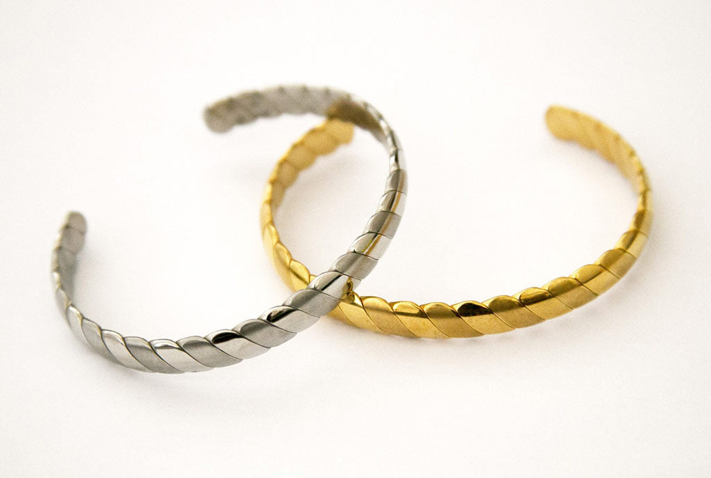 Un bracelet dorée et un bracelet argenté