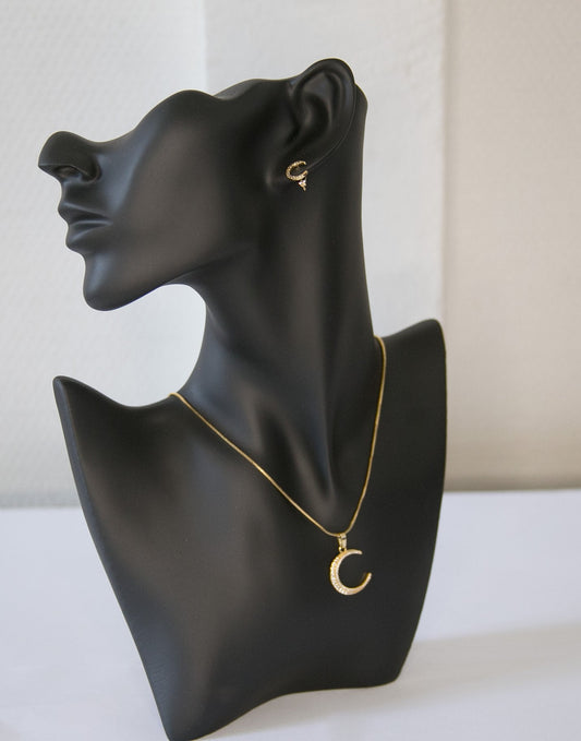 tête de mannequin portant un ensemble de boucle d'oreille et de collier en forme de croissant de lune