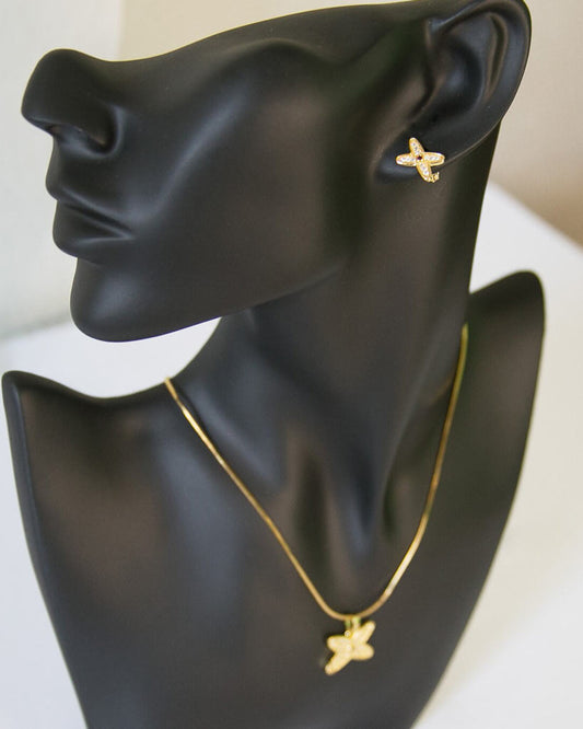 tête de mannequin portant un ensemble de boucle d'oreille et de collier en forme de fleur avec des strass blanc et rouge