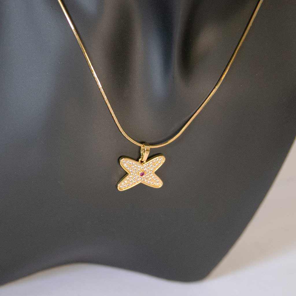 Collier doré avec un pendentif en forme de fleur avec des strass blanc et rouge