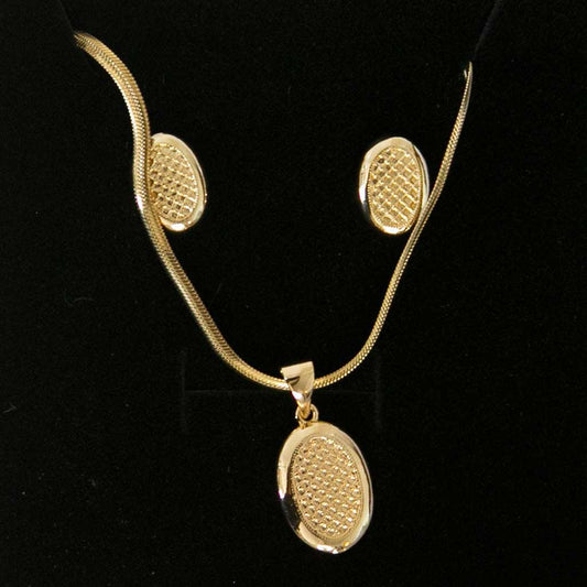 ensemble de boucle d'oreille et de collier en forme ovale dans un écrin à bijoux