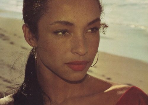 Le Guide de l'Esthétique Sade Girl : Pourquoi ce look iconique est partout et comment maîtriser l'art du stacking.