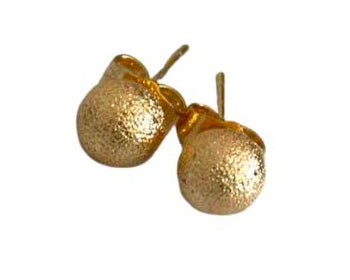 Goldene gepunktete Ohrringe