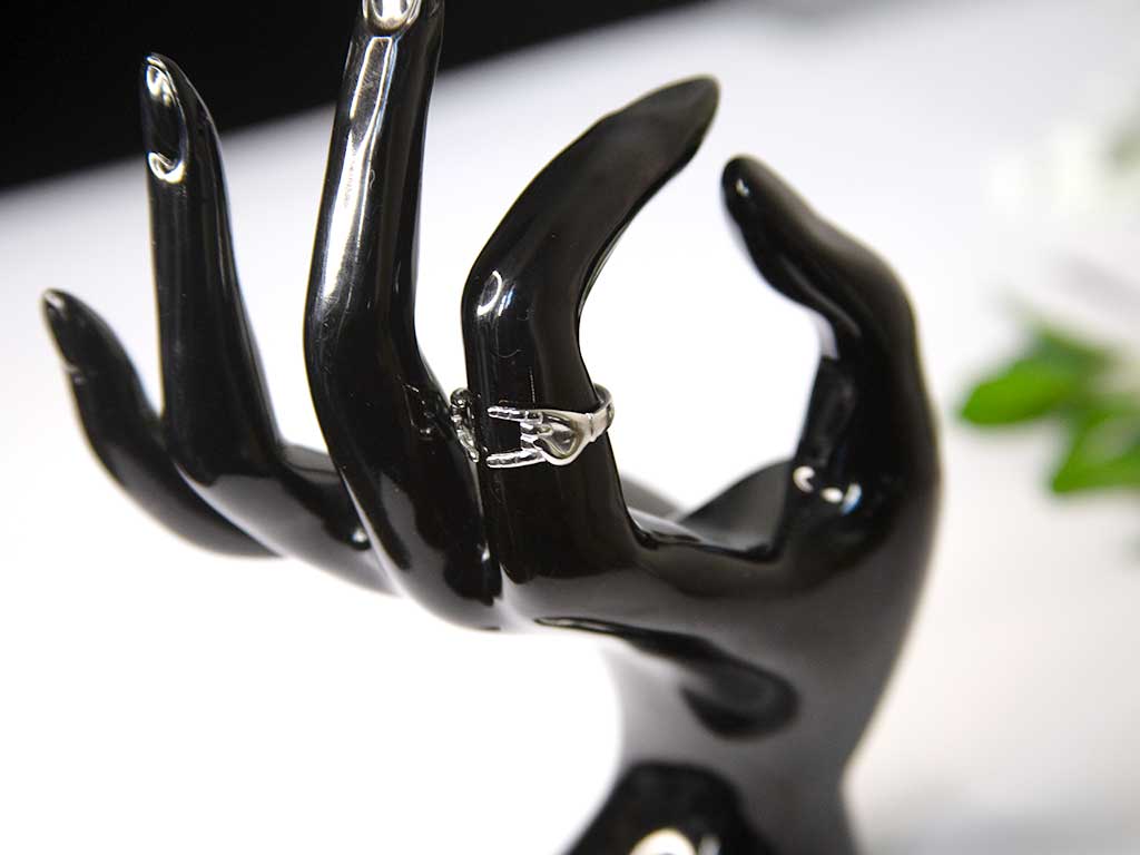 Bague ouverte argent avec mains sculptées en acier inoxydable, design moderne  – Lidiar Collection