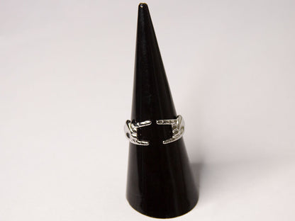 Bague ouverte argent avec mains sculptées en acier inoxydable, design moderne  – Lidiar Collection