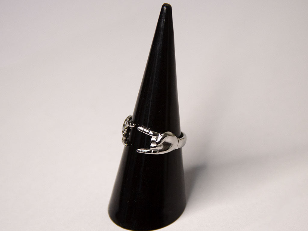 Bague ouverte argent avec mains sculptées en acier inoxydable, design moderne  – Lidiar Collection