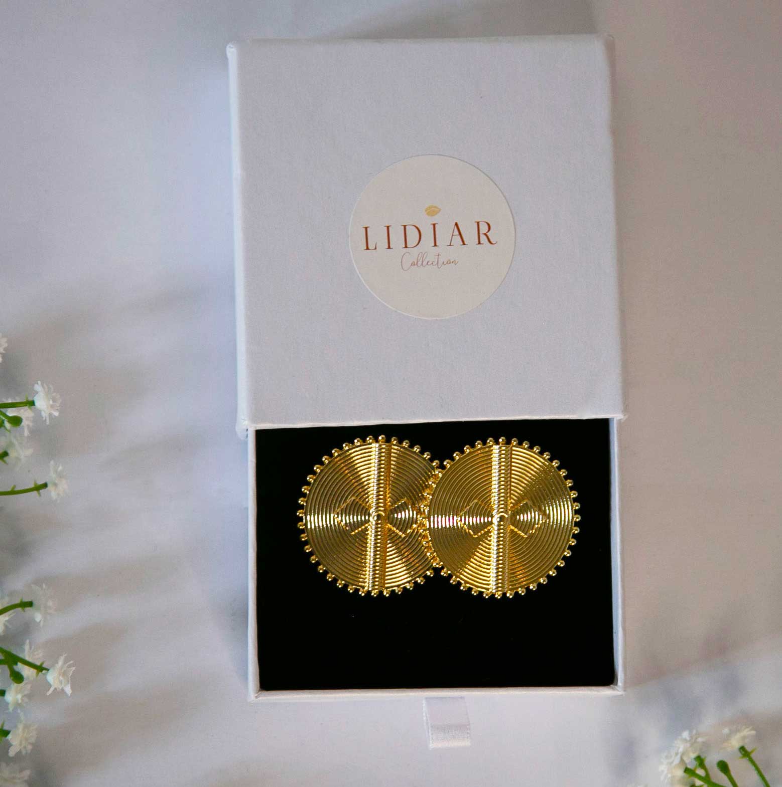 Boucles d'oreilles rondes ethniques dorées dans un écrin à bijoux Lidiar Collection