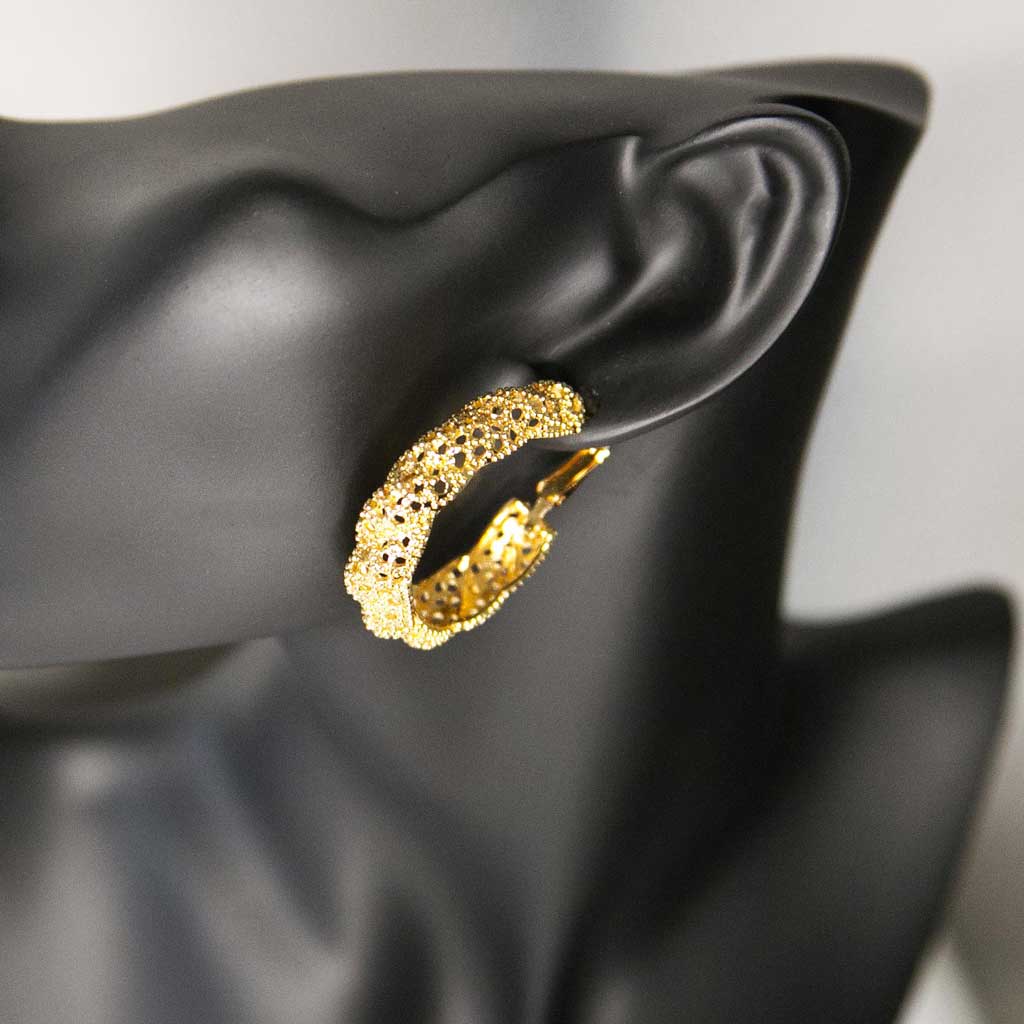 Tête de mannequin portant une boucle d'oreille dorée, en acier inoxydable, ovale