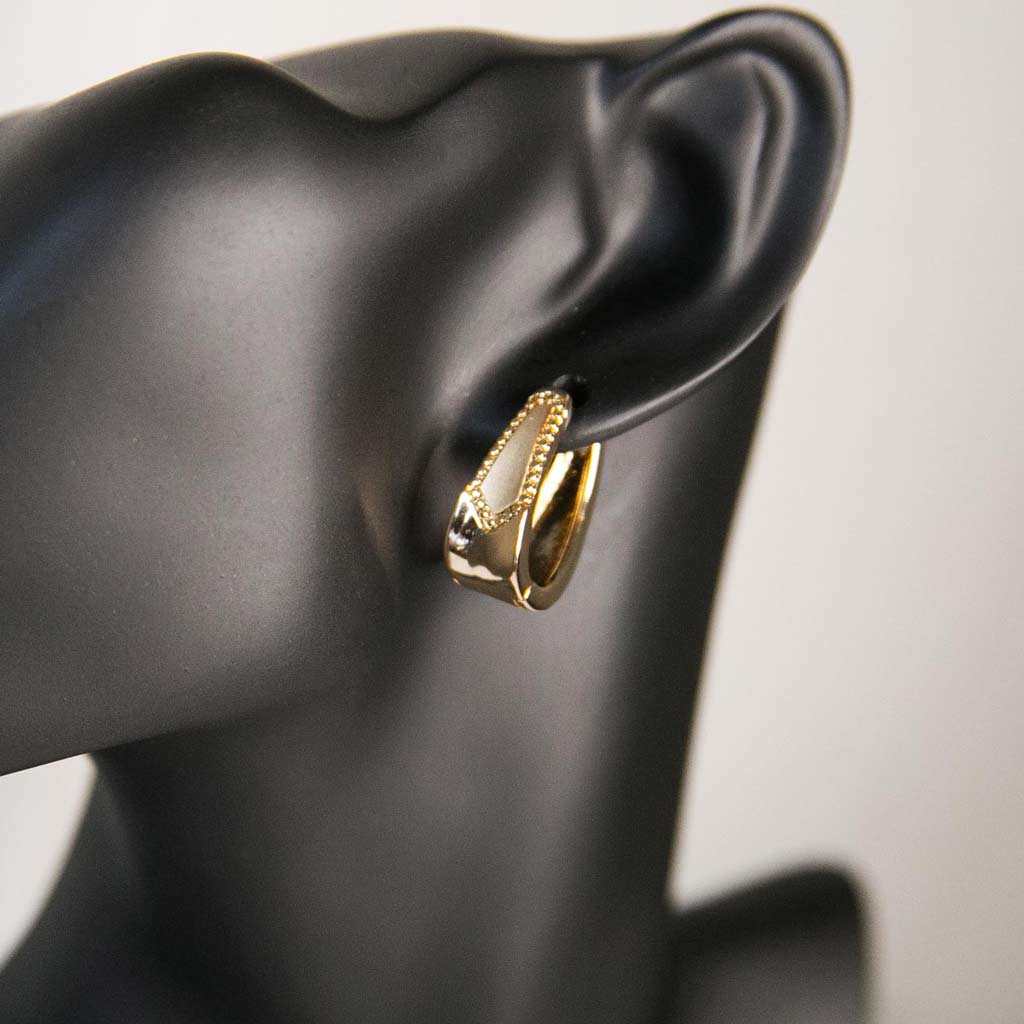 Tête de mannequin portant une boucle d'oreille, dorée, en acier inoxydable, avec des pois ressortissants dorées