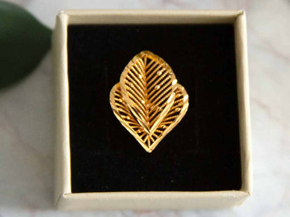 bague dorée en forme de feuille dans un écrin à bague
