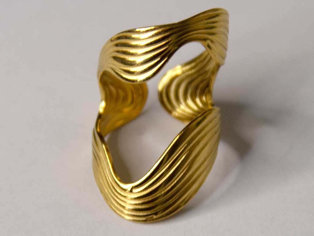 Bague dorée sculpturale texturée en acier inoxydable, design ondulé et élégant – Lidiar Collection