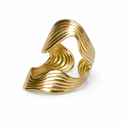 Bague dorée sculpturale texturée en acier inoxydable, design ondulé et élégant – Lidiar Collection