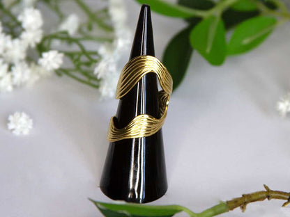 Bague dorée sculpturale texturée en acier inoxydable, design ondulé et élégant – Lidiar Collection