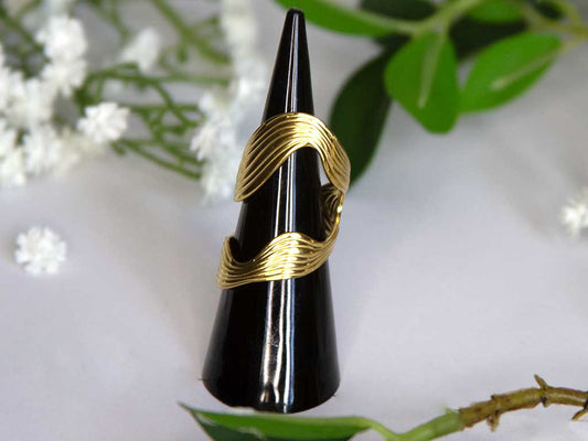 Bague dorée sculpturale texturée en acier inoxydable, design ondulé et élégant – Lidiar Collection