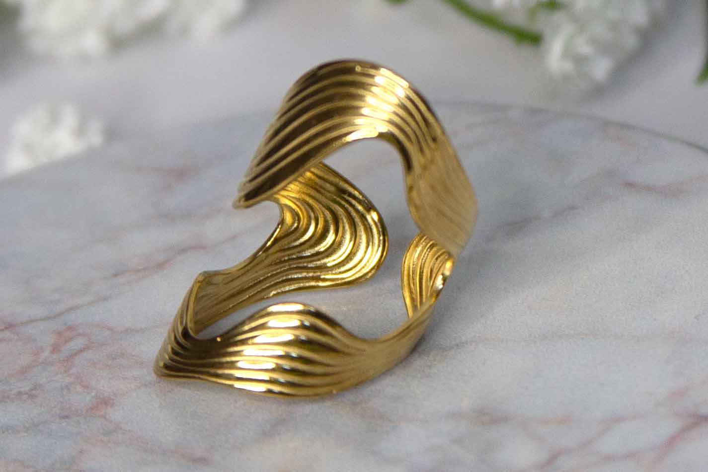 Bague dorée sculpturale texturée en acier inoxydable, design ondulé et élégant – Lidiar Collection