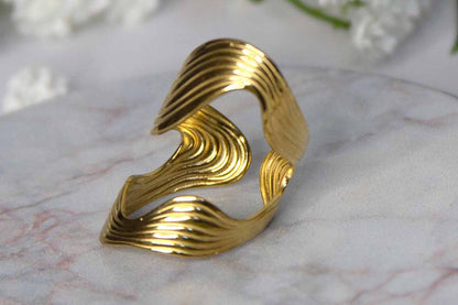 Bague dorée sculpturale texturée en acier inoxydable, design ondulé et élégant – Lidiar Collection