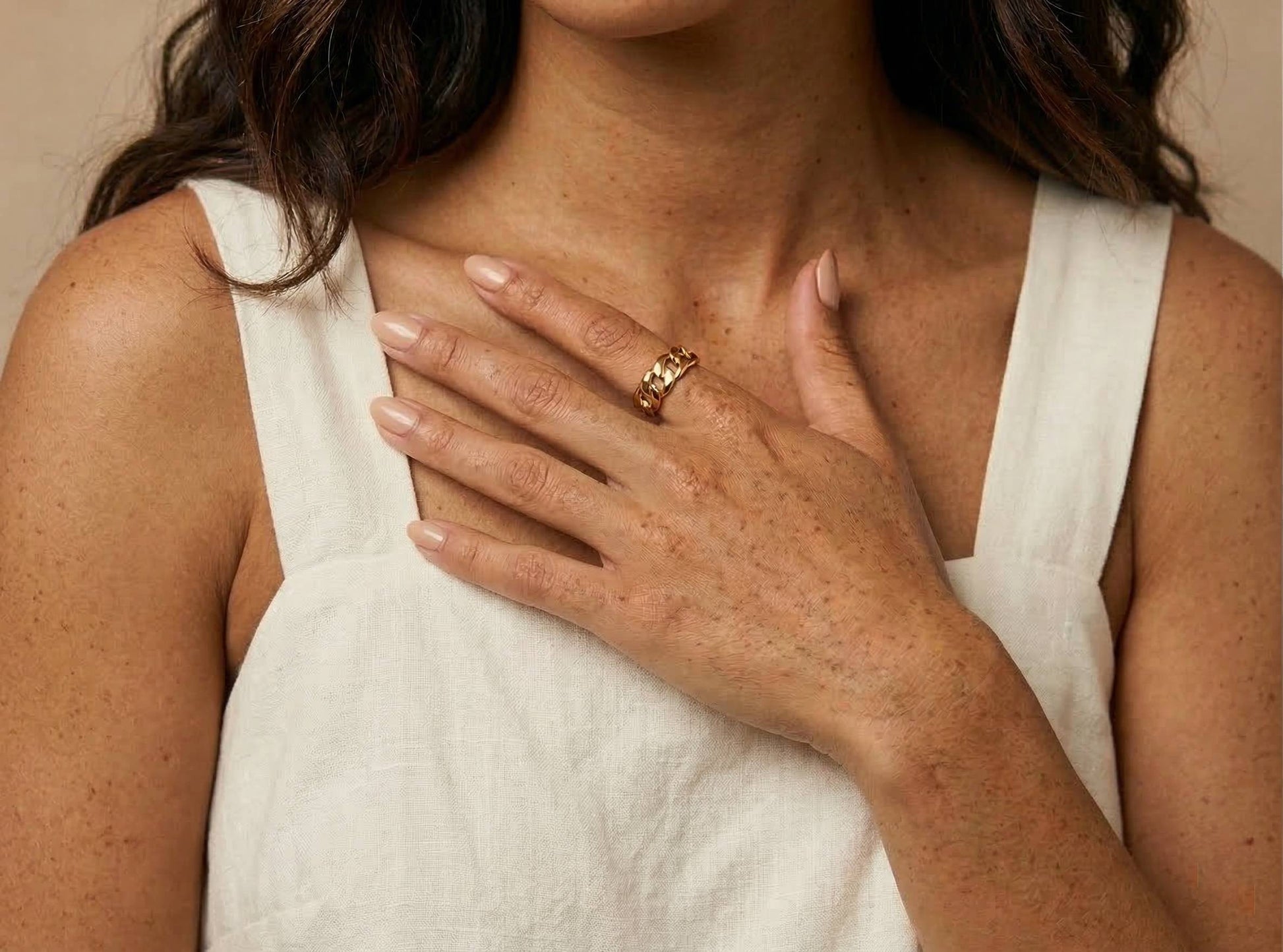 femme portant à l'index une Bague dorée ajustable à maillons en acier inoxydable, design chaîne moderne – Lidiar Collection