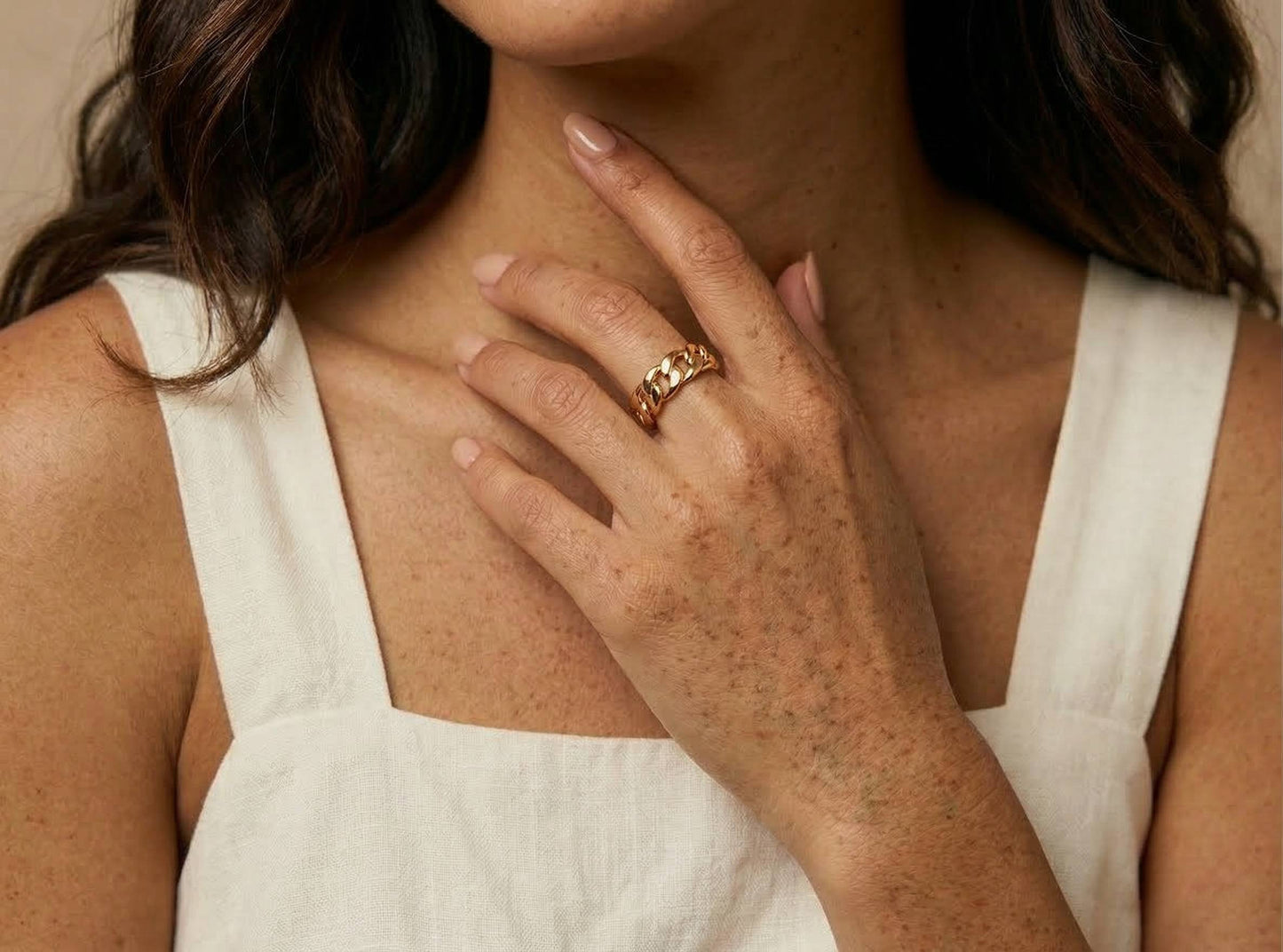 femme portant au majeur une Bague dorée ajustable à maillons en acier inoxydable, design chaîne moderne – Lidiar Collection